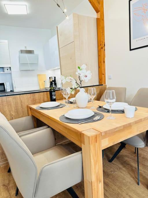 Modern Eingerichtete Wohnung Im Stadtzentrum Zittau Kostenloser Parkplatz エクステリア 写真